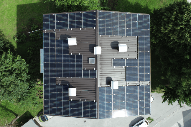 Sončna elektrarna na večstanovanjski stavbi v Logatcu